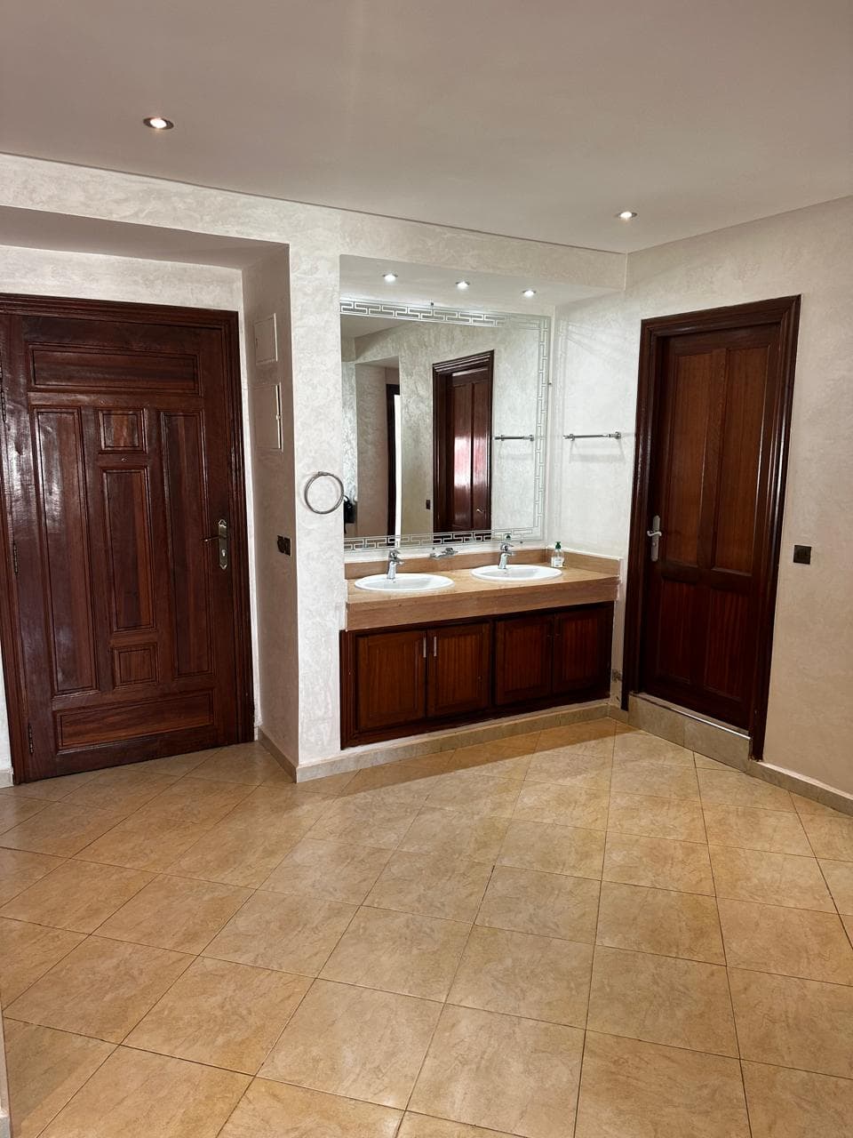 Location non meublée d’un appartement de 140m² - - 0