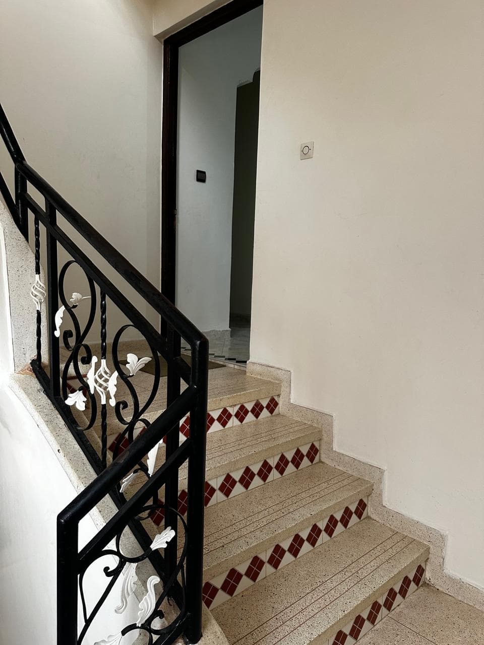 Vente d’une maison COMMERCIALE R+2- KASBAH - 2